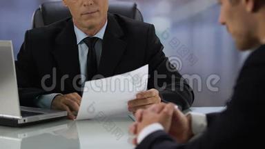 公司老板拒绝求职者把简历放在桌面上，不合格的工人
